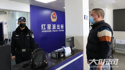 粗心家長(zhǎng)4萬(wàn)學(xué)費(fèi)落車上，瀘州的哥拾金不昧暖人心